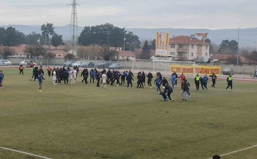 Amatör maçta saha karıştı, polis ekipleri güçlükle ayırdı
