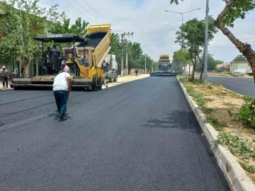 Ambar Mahalle yoluna sıcak asfalt serimi gerçekleştirildi
