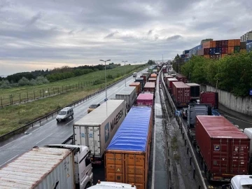 Ambarlı Liman Yolu’nda oluşan tır kuyruğu havadan görüntülendi
