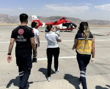 Ambulans helikopter boğazına çengelli iğne kaçan bebek için havalandı
