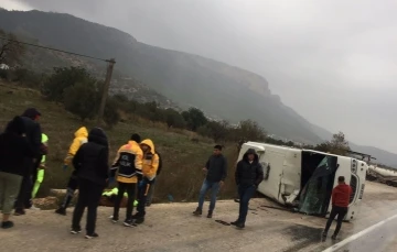 Ambulansa arkadan çarpan otobüs devrildi: 2 yaralı
