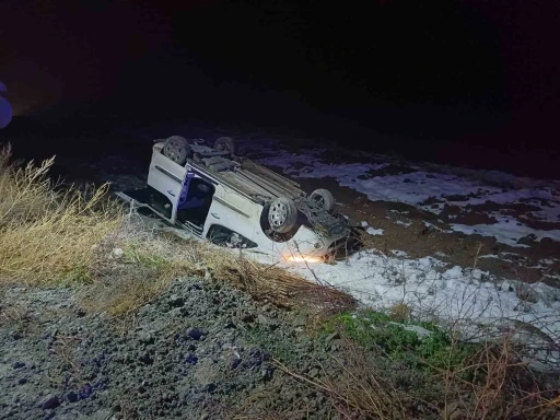 Ambulansa yetişmeye çalışan otomobil tarlaya devrildi: 2 yaralı
