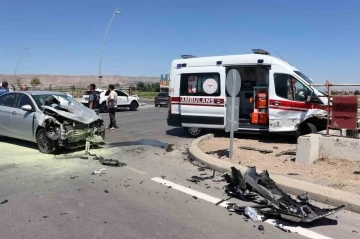 Ambulansla otomobil çarpıştı: 3’ü sağlık personeli 6 yaralı
