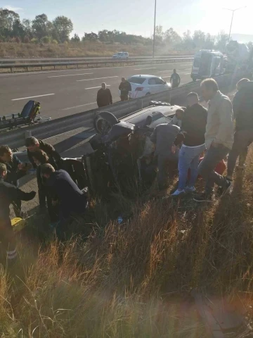 Anadolu Otoyolu’nda bariyerlere çarpan otomobil devrildi: 1 yaralı
