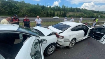 Anadolu Otoyolu'nun Düzce kesiminde zincirleme trafik kazası ulaşımı aksattı