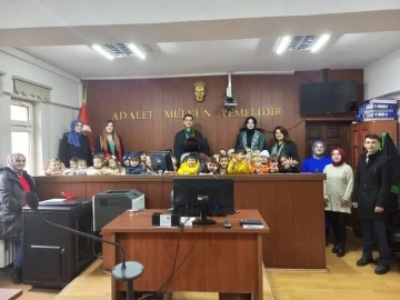 Anaokulu öğrencileri Bayburt Adliyesinde
