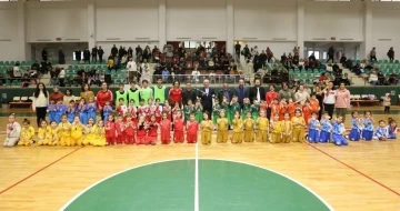 Anaokulu öğrencilerinin heyecan dolu salon hokeyi turnuvası
