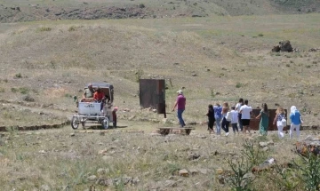 Ani’yi turistler elektrikli faytonla geziyor
