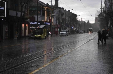 Aniden bastıran sağanak vatandaşlara zor anlar yaşattı
