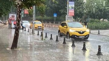 Aniden bastıran yağmur 10 dakikada yolları göle çevirdi
