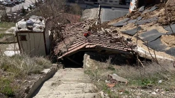 İstinat duvarı gecekondunun üzerine çöktü