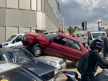 Ankara’da kontrolden çıkan araç çarptığı otomobilin üstünde asılı kaldı
