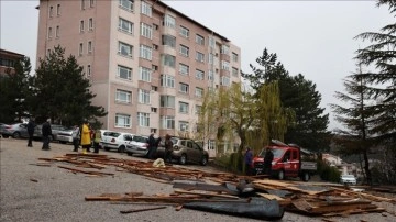 Ankara'da etkili olan rüzgarda iki binanın çatısı uçtu