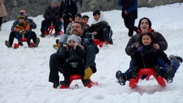 Anne ve çocukların Palandöken’de kızak keyfi
