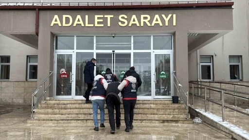 Annesini boğarak, kardeşini tabancayla öldürmüştü, adliyeye sevk edildi
