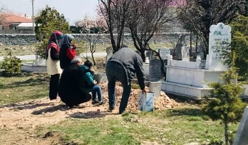 Annesinin öldürdüğü 3 yaşındaki çocuğun babası ve kardeşlerinden mezarına ziyaret
