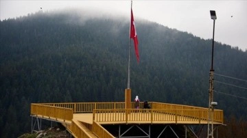 Annesinin sırtında seyir terasına taşıdığı Mehmet, akülü tekerlekli sandalyesine kavuştu