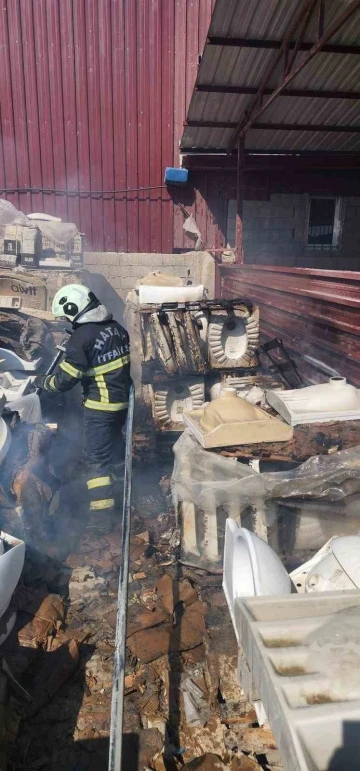 Antakya’da iş yerinde çıkan yangını büyümeden söndürüldü
