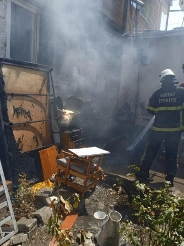 Antakya’da yanan ev diğerlerine sıçramadan söndürüldü
