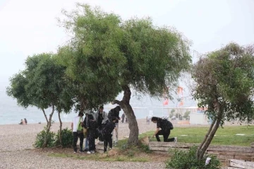 Antalya’da aniden bastıran yağmur, dünyaca ünlü sahili saniyeler içerisinde boşalttı
