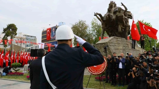 Antalya’da Atatürk için karada ve denizde saygı duruşu
