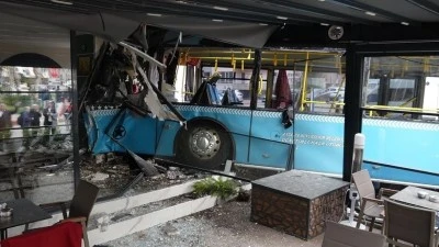 Antalya'da halk otobüsü kafeye daldı