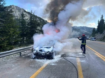 Antalya’da hareket halindeki otomobil alev alev yandı
