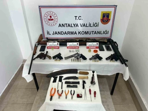 Antalya’da jandarmadan ruhsatsız tabanca ve uyuşturucu operasyonu
