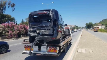 Antalya’da midibüs ile VİP minibüs çarpıştı: 1’i ağır 11 yaralı
