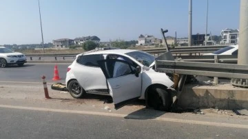 Otomobil bariyere ok gibi saplandı: 1 ölü, 2 ağır yaralı