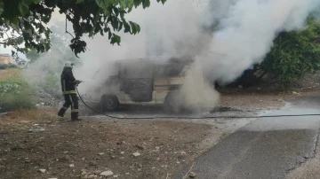 Antalya’da park halindeki minibüs alevlere teslim oldu
