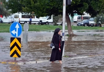 Antalya’da sağanak iş çıkışı bastırdı, hayat felç oldu
