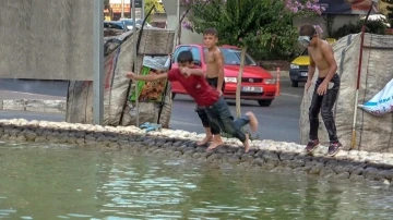 Antalya’da sıcaktan bunalan hurdacı çocuklar deniz gözlüklerini takıp soluğu süs havuzunda aldı
