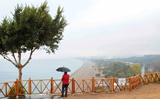 Antalya’da yağmur altında deniz keyfi
