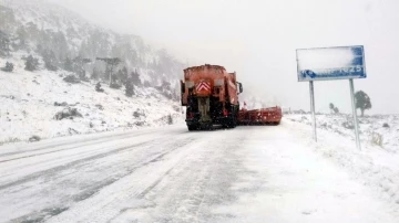 Antalya-Konya Karayolu kar sebebiyle bekletilen tırların geçişine açıldı
