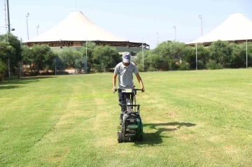 Antalya’nın yeşil alanlarına rulo çim desteği
