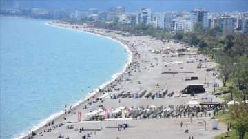 Antalya ve Muğla sahillerinde bayram tatili yoğunluğu yaşanıyor