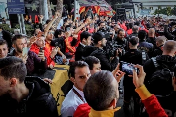 Antalya’ya gelen Galatasaray’a havalimanında coşkulu karşılama