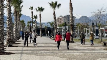 Antalya'da ocakta vatandaşlar ve turistler denize girdi