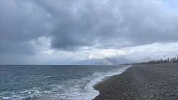 Antalya'da sağanak ve fırtına etkili oluyor