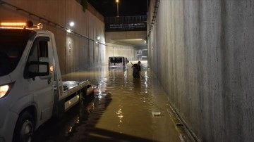 Antalya'da suyla dolan alt geçitte araçta mahsur kalan 3 kişi kurtarıldı