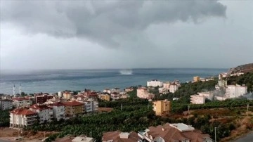 Antalya'nın Alanya ilçesinde denizde 2 hortum oluştu