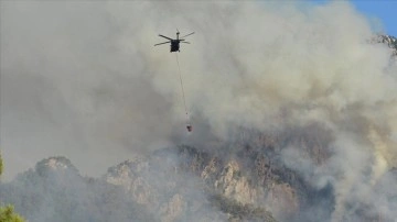 Antalya'nın Kemer ilçesindeki orman yangınına havadan ve karadan müdahale sürüyor