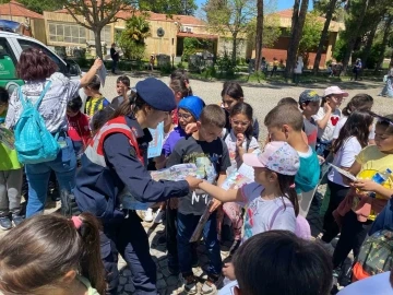 Antik kenti ziyarete gelen öğrencilere hayvan ve doğa sevgisi anlatıldı
