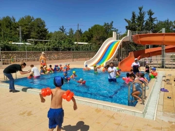 Aquapark kapılarını çocuklara açtı
