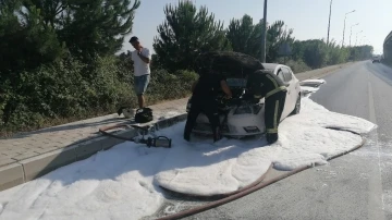 Araç göstergesindeki uyarıyla indiler, yanan araca müdahale edemediler
