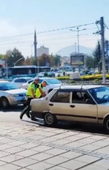 Aracı bozulan şoförün imdadına polisler yetişti
