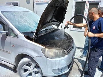 Aracın motor kısmında çıkan yangını itfaiye söndürdü
