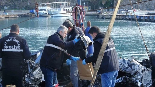 Araçtan çıkan ve kayıp gence ait olduğu değerlendirilen kıyafet delil torbasına konuldu
