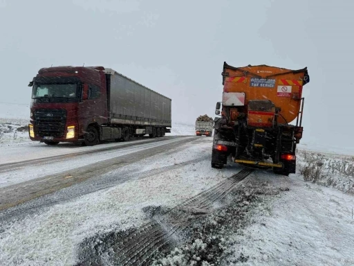 Ardahan’da çok sayıda araç buzlanma nedeniyle yolda kaldı
